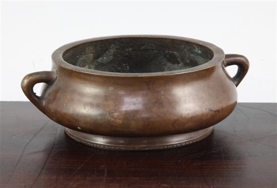 A Chinese bronze two handled censer, Gui, Xuande two character mark, 19cm.